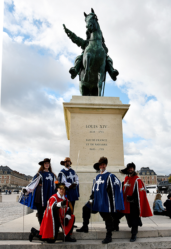 Des mousquetaires devant le ch&acirc;teau de Versailles